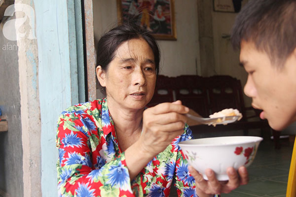 Chồng tai biến nằm một chỗ để lại vợ cùng 2 đứa con trai tâm thần, Tết đến mà nhà không còn gạo nấu cơm