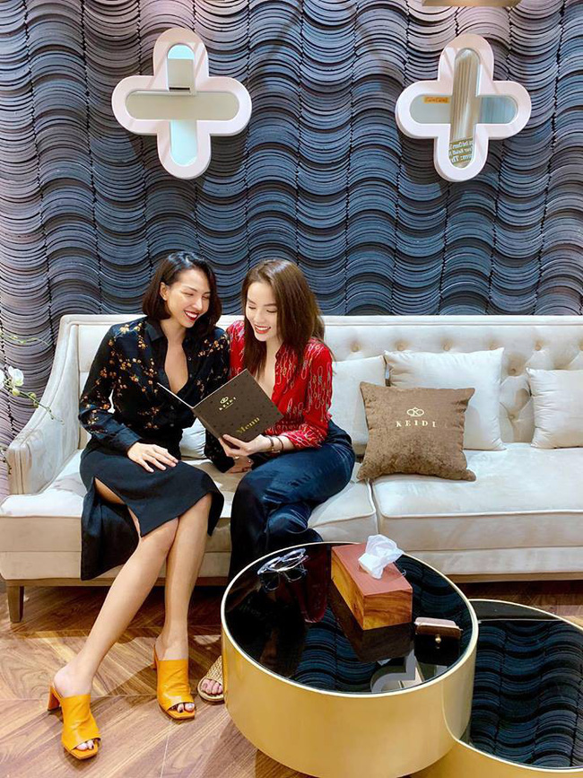 Đến sơmi cũng rủ nhau buông vài ba chiếc cúc, chẳng trách Kỳ Duyên - Minh Triệu vướng tin đồn là 1 cặp