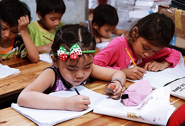 ‘Ông tiên’ bán đất mở lớp học 0 đồng cho 100 trẻ em nghèo giữa Sài Gòn