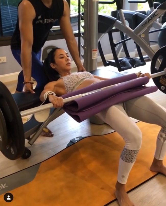 Thân hình quyến rũ mê hoặc của nữ giảng viên đẹp nhất xứ chùa Vàng