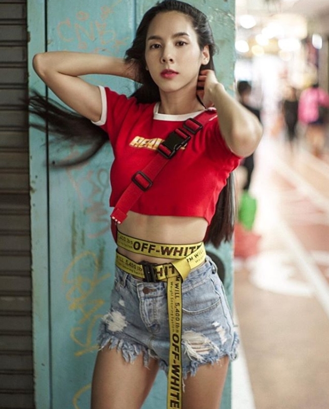 Thân hình quyến rũ mê hoặc của nữ giảng viên đẹp nhất xứ chùa Vàng