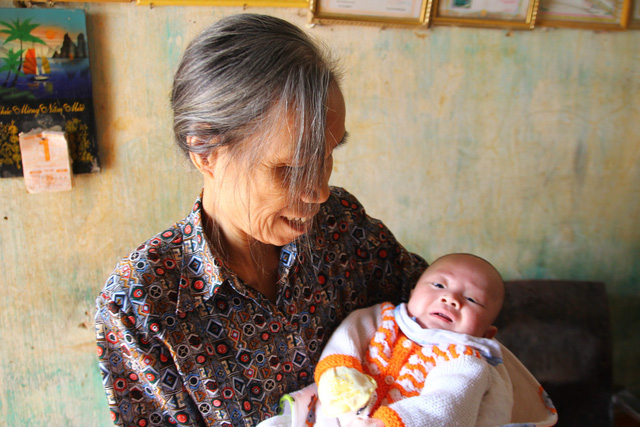 Gặp lại hai đứa trẻ của vợ chồng gặp nạn trong vụ cháy ở Đê La Thành: Câu trả lời cuối của bố không ngờ là... định mệnh