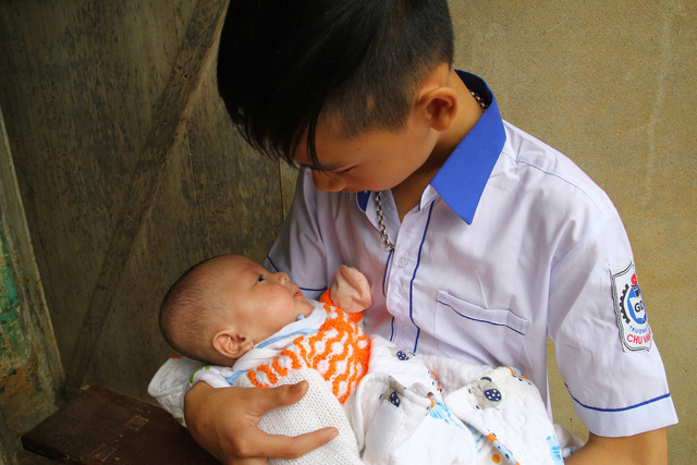 Gặp lại hai đứa trẻ của vợ chồng gặp nạn trong vụ cháy ở Đê La Thành: Câu trả lời cuối của bố không ngờ là... định mệnh