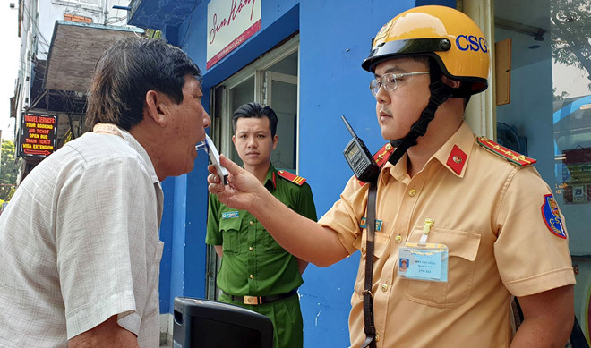 Tài xế bị kiểm tra dính ma túy mừng phát khóc khi được giải oan