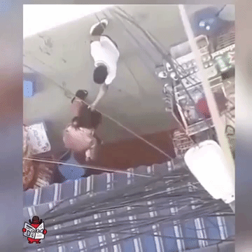 Clip gây xôn xao: Nghi ngờ vợ ngoại tình, chồng túm tóc cầm dao đe dọa mặc vợ ôm theo con nhỏ đang khóc thét