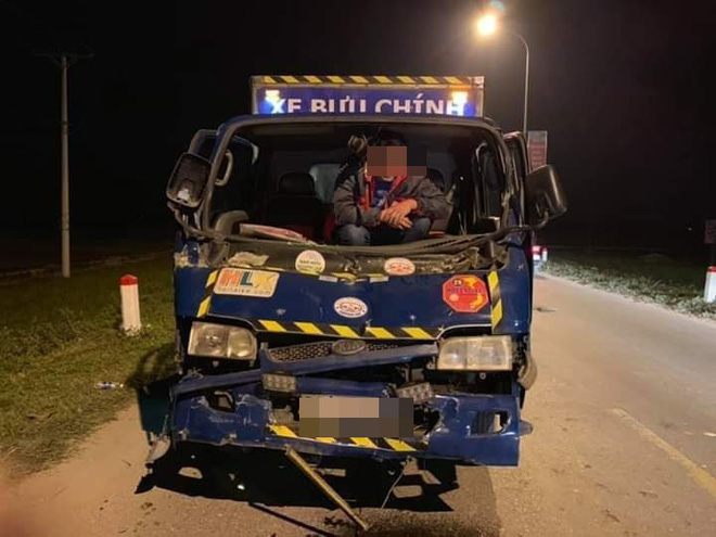 Lao thẳng vào đuôi xe tải bên đường, tài xế vẫn ung dung chụp ảnh trước đầu xe nát bét