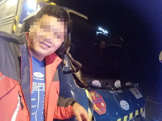 Lao thẳng vào đuôi xe tải bên đường, tài xế vẫn ung dung chụp ảnh trước đầu xe nát bét