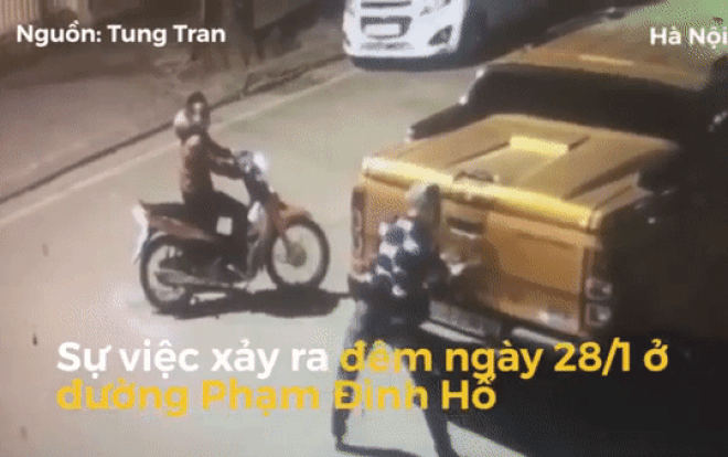 Video: 2 nam thanh niên ngang nhiên vặt logo xe ô tô dừng ở lề đường gây bức xúc