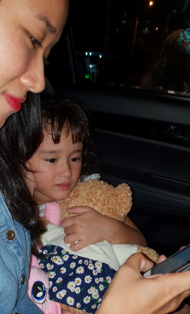 Nước mắt hạnh phúc của người mẹ trẻ khi được trả lại con gái sau 4 năm sang Pháp kiện chồng hờ