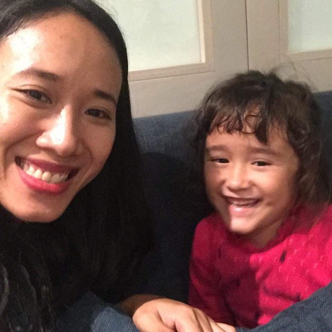 Nước mắt hạnh phúc của người mẹ trẻ khi được trả lại con gái sau 4 năm sang Pháp kiện chồng hờ