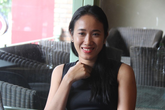 Nước mắt hạnh phúc của người mẹ trẻ khi được trả lại con gái sau 4 năm sang Pháp kiện chồng hờ