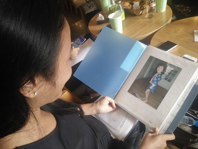 Nước mắt hạnh phúc của người mẹ trẻ khi được trả lại con gái sau 4 năm sang Pháp kiện chồng hờ