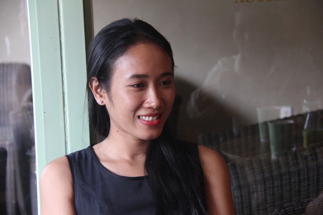 Nước mắt hạnh phúc của người mẹ trẻ khi được trả lại con gái sau 4 năm sang Pháp kiện chồng hờ