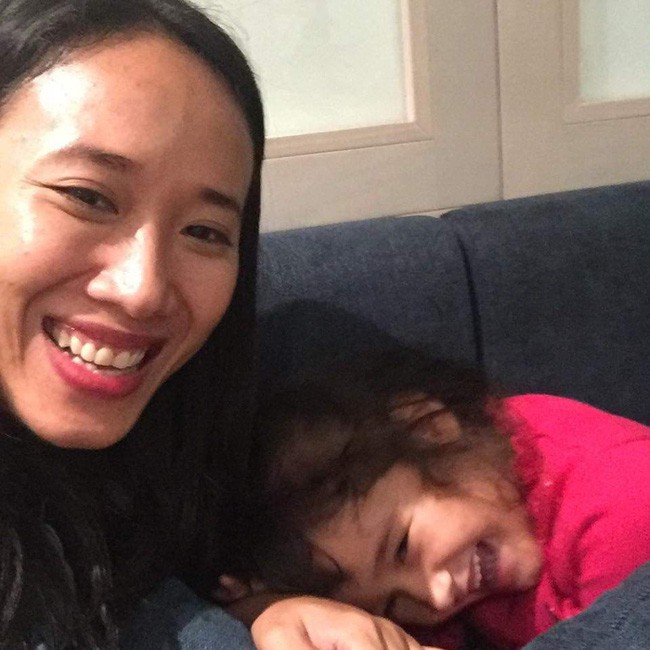 Nước mắt hạnh phúc của người mẹ trẻ khi được trả lại con gái sau 4 năm sang Pháp kiện chồng hờ