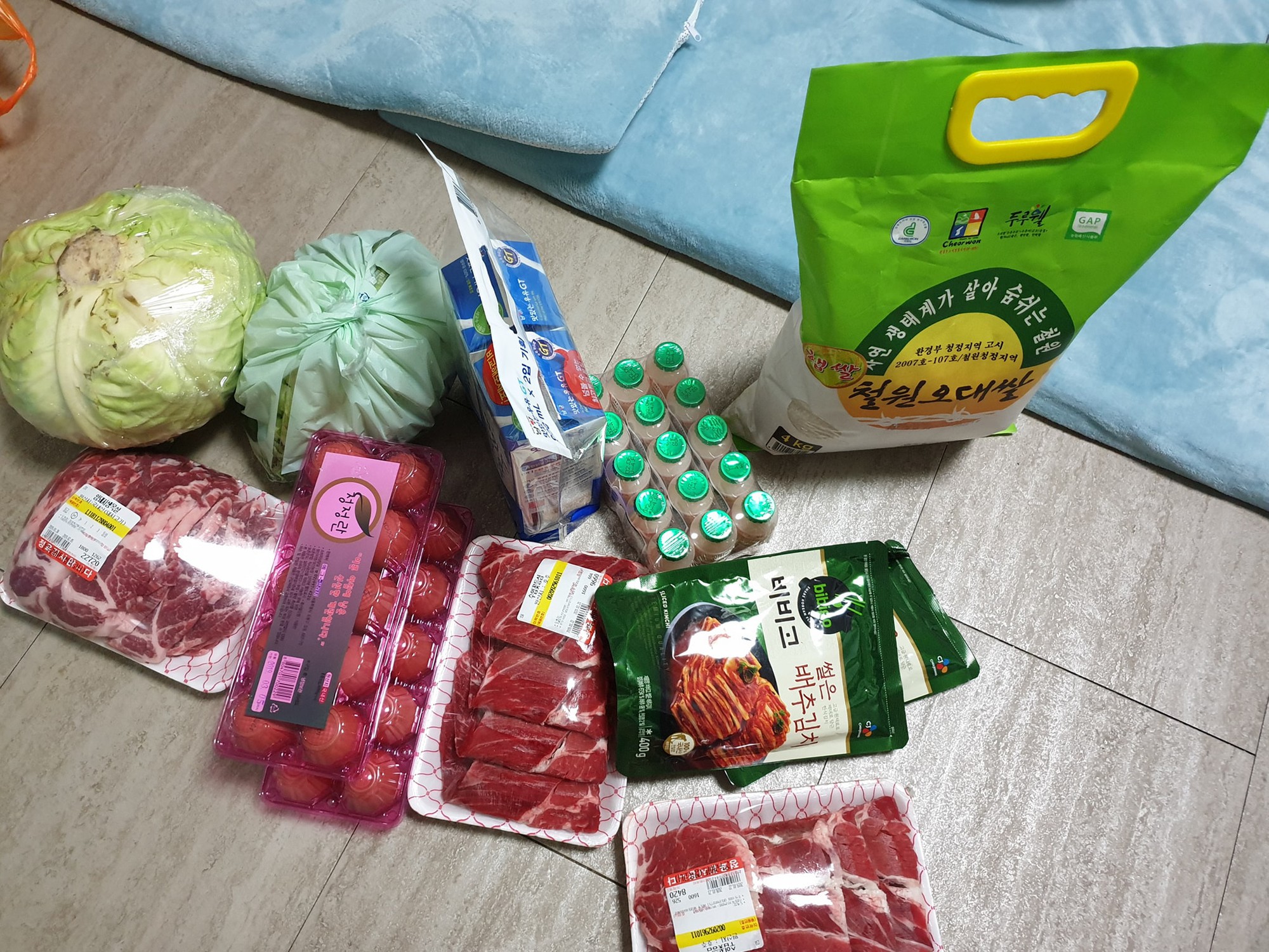 Vừa về tới Hàn Quốc, thầy Park phải chạy ngay tới chỗ học trò bẹo má, khoác vai