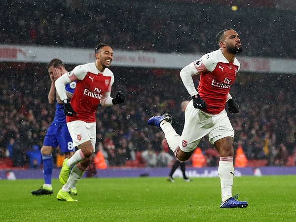 Clip: Song sát Lacazette - Aubameyang lập công, Arsenal phả hơi nóng vào gáy Chelsea