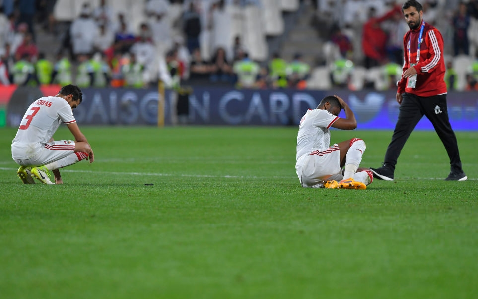 Cầu thủ UAE suy sụp, bật khóc nức nở sau trận thua mất mặt trước Qatar