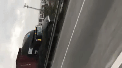 Clip: 2 xe container tông trực diện sau khi 1 chiếc cuốn phăng dải phân cách, nam tài xế mở cửa lao ra ngoài thoát thân