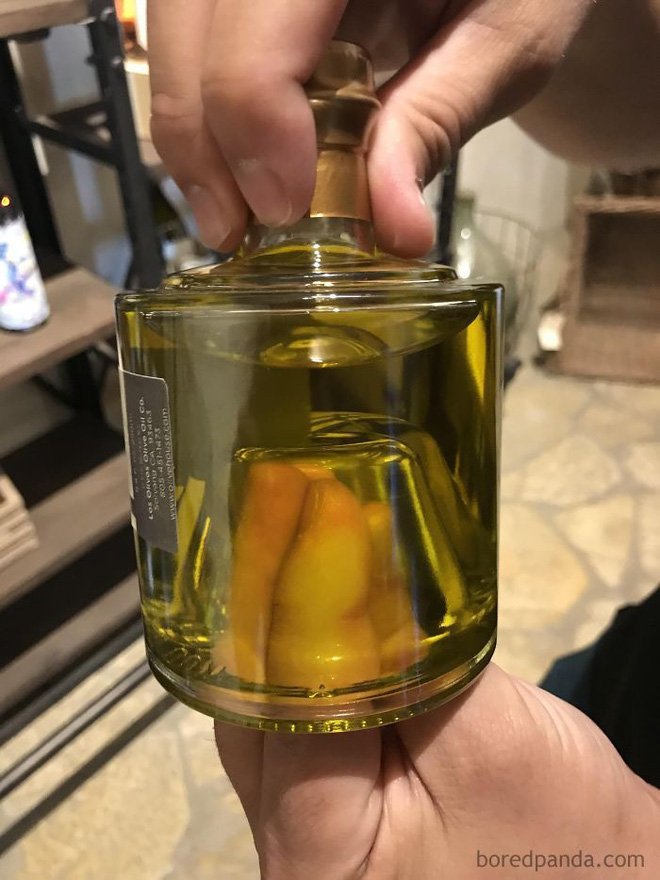 Sắp Tết rồi, chị em đi mua sắm nhớ tránh bộ sản phẩm treo đầu dê bán thịt chó này ra nhé!