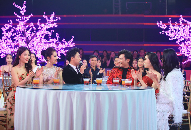 Có ai đoán được chữ ngờ: Từng bóng gió Chi Pu, giờ Tóc Tiên lại đứng chung với đàn em trong poster toàn sao khủng