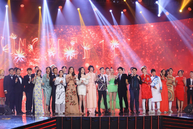 Có ai đoán được chữ ngờ: Từng bóng gió Chi Pu, giờ Tóc Tiên lại đứng chung với đàn em trong poster toàn sao khủng