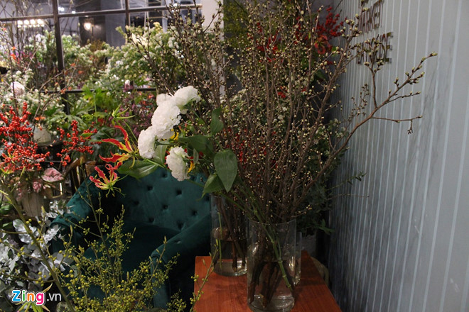 Người Sài Gòn mua đào trắng Nhật giá vài chục triệu một bình chưng Tết