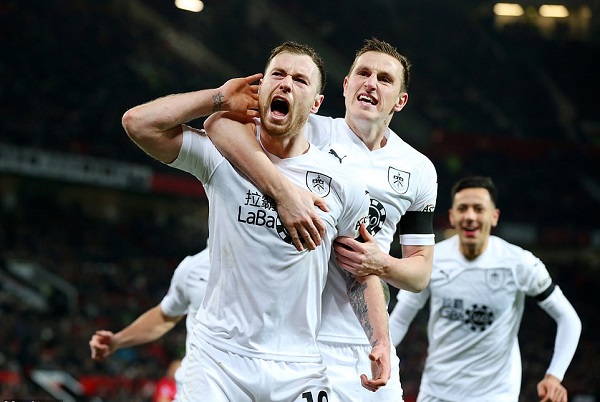 Clip: Lindelof ghi bàn ở phút bù giờ, MU thoát thua trên sân nhà