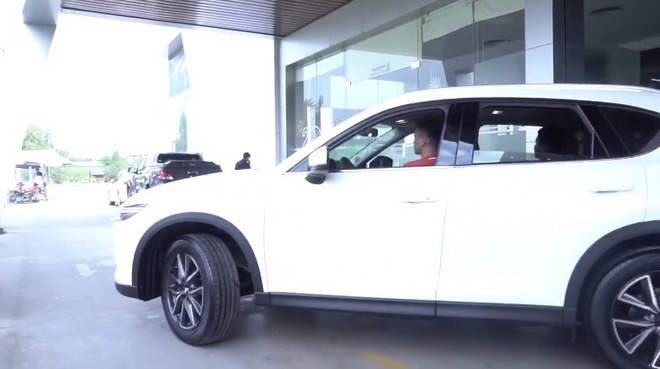 Chưa đầy 1 ngày sau khi mua, xế hộp tiền tỷ của Phan Văn Đức bị móp phần đầu