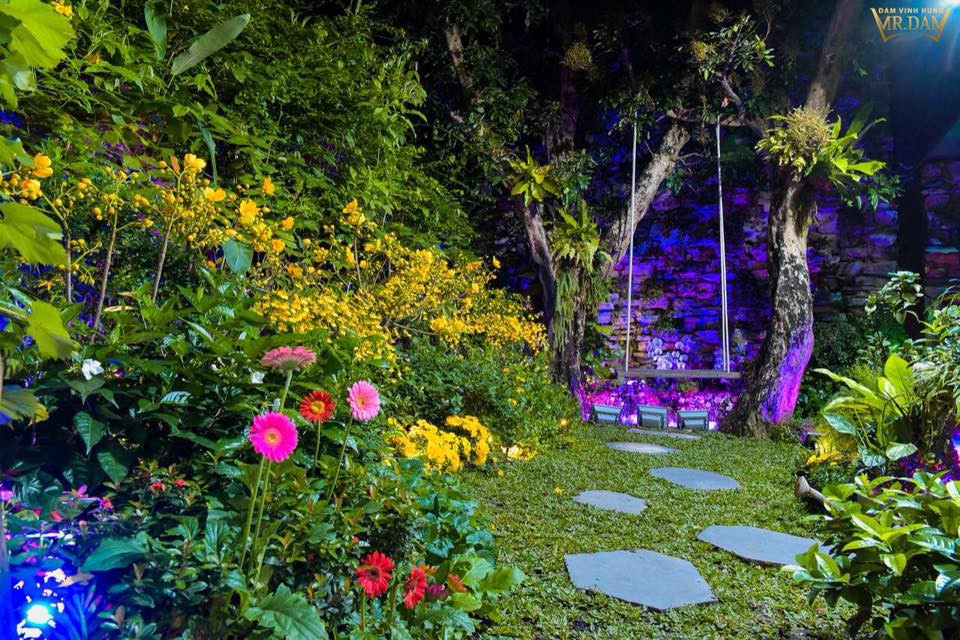 Đàm Vĩnh Hưng khoe căn biệt thự được trang trí hoành tráng, ngập sắc màu chuẩn bị đón Tết Nguyên Đán