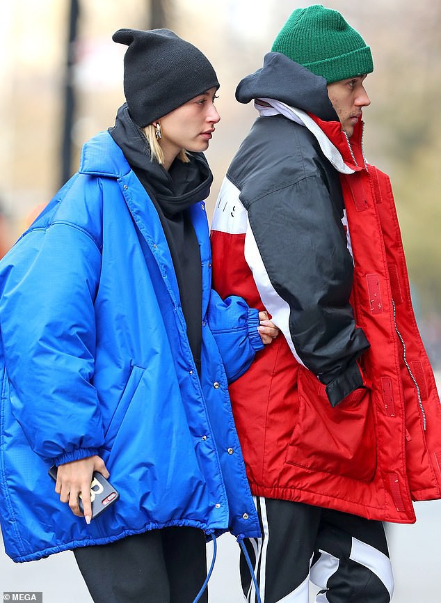 Liên tục dời ngày cưới, vợ chồng Justin Bieber có biểu hiện gì mà đập tan tin đồn trục trặc?