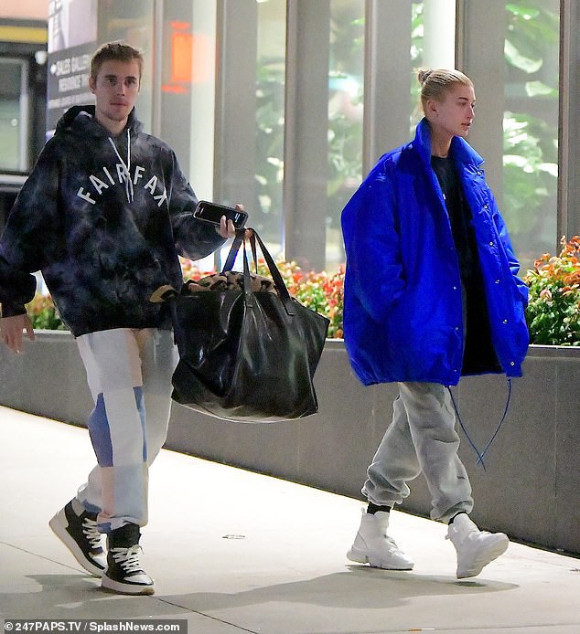 Liên tục dời ngày cưới, vợ chồng Justin Bieber có biểu hiện gì mà đập tan tin đồn trục trặc?