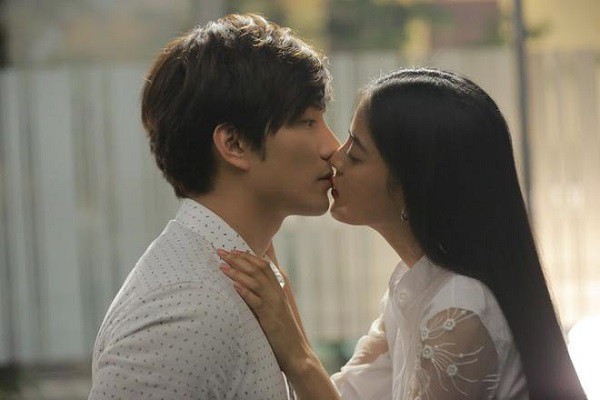 Sốc ngã ngửa vì mẹ chồng đứng ngoài cửa liên tục chỉ đạo đêm tân hôn, còn yêu cầu con dâu điều không tưởng