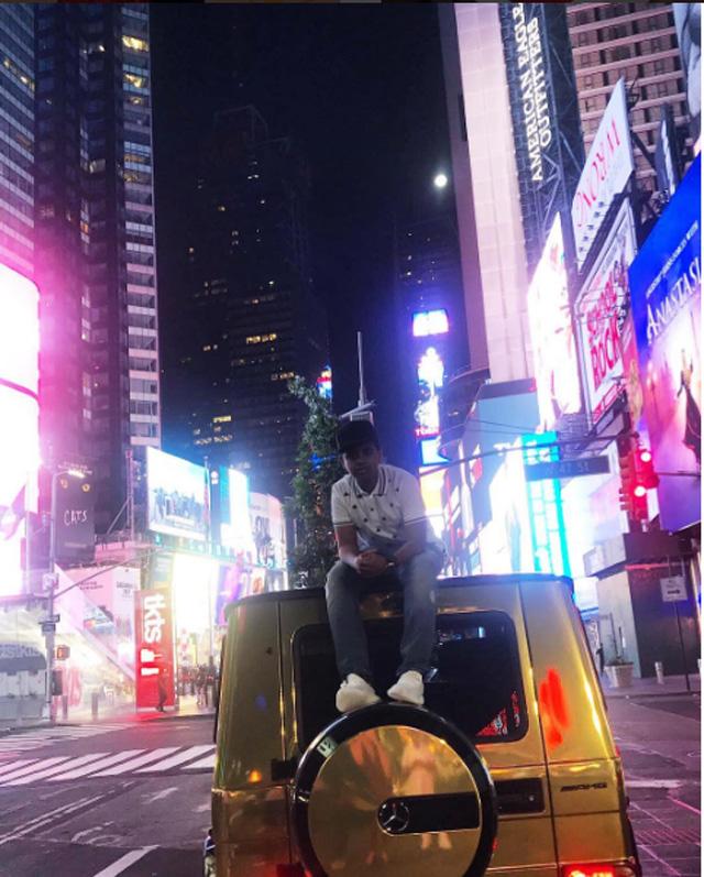 Mới 17 tuổi, thiếu gia Dubai đã là tay chơi chính hiệu, nuôi cả một vườn thú trong lâu đài