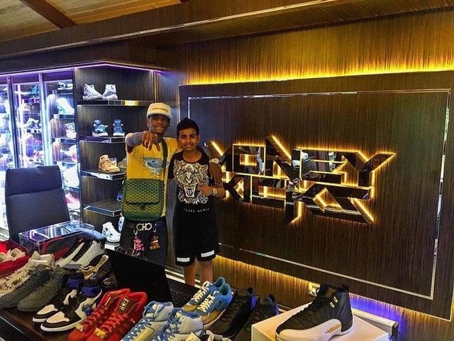 Mới 17 tuổi, thiếu gia Dubai đã là tay chơi chính hiệu, nuôi cả một vườn thú trong lâu đài