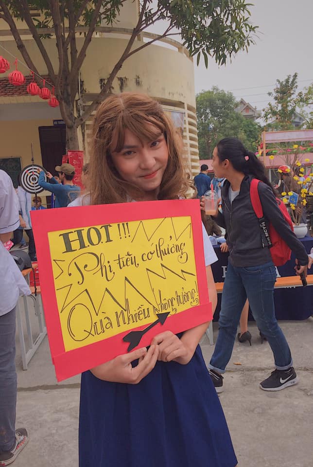 Giả gái xinh và duyên đến lạ lùng, nam sinh được các chàng trai thi nhau xin info vì giống con gái thật quá