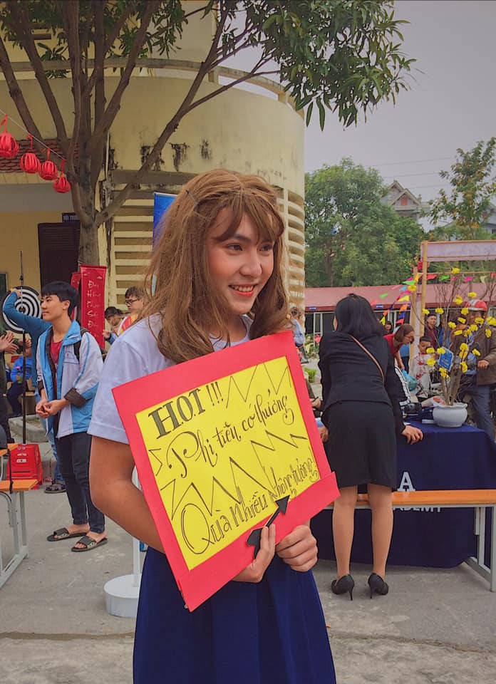 Giả gái xinh và duyên đến lạ lùng, nam sinh được các chàng trai thi nhau xin info vì giống con gái thật quá