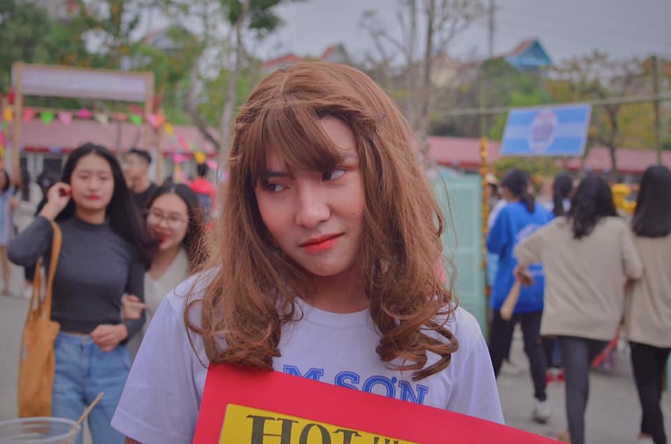 Giả gái xinh và duyên đến lạ lùng, nam sinh được các chàng trai thi nhau xin info vì giống con gái thật quá