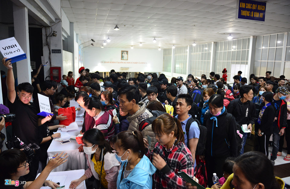 Hàng trăm người vui mừng đi tàu miễn phí từ Sài Gòn về quê đón Tết