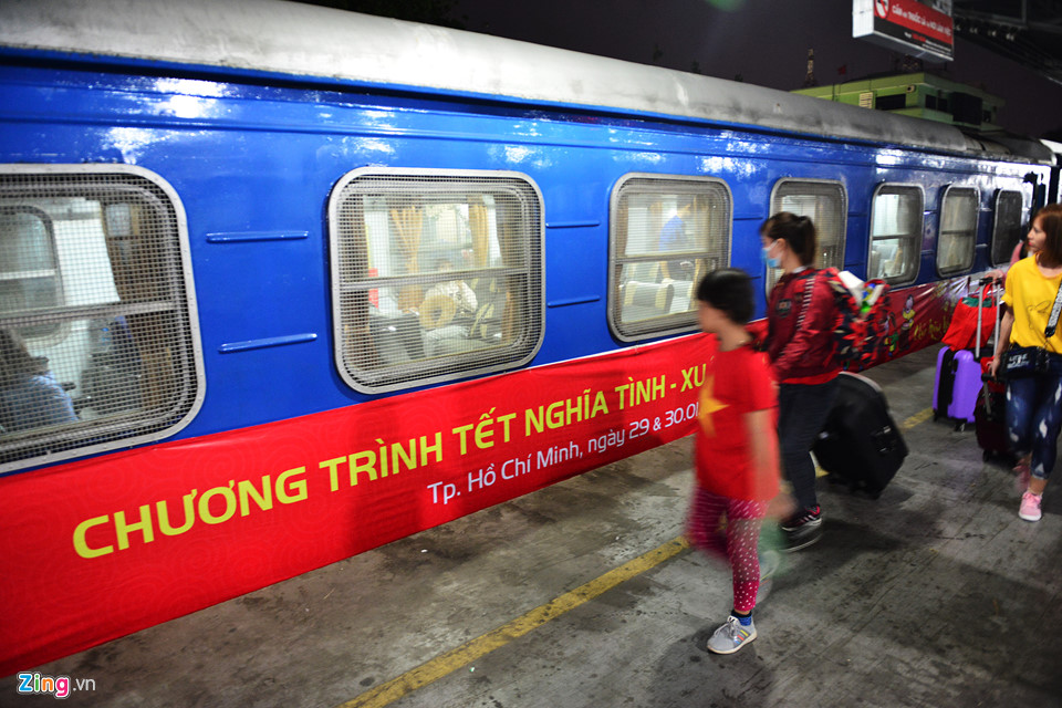 Hàng trăm người vui mừng đi tàu miễn phí từ Sài Gòn về quê đón Tết