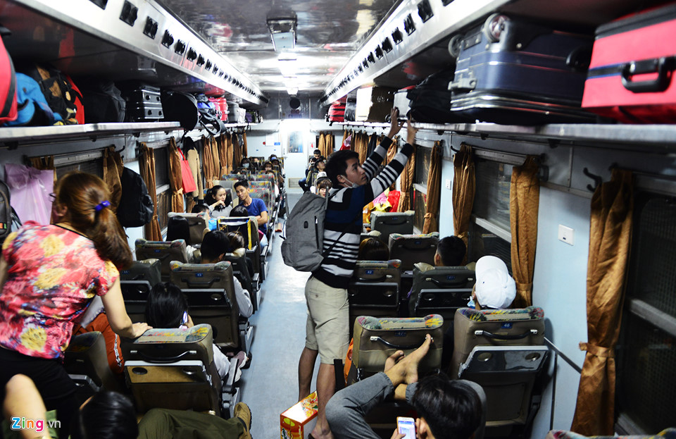 Hàng trăm người vui mừng đi tàu miễn phí từ Sài Gòn về quê đón Tết