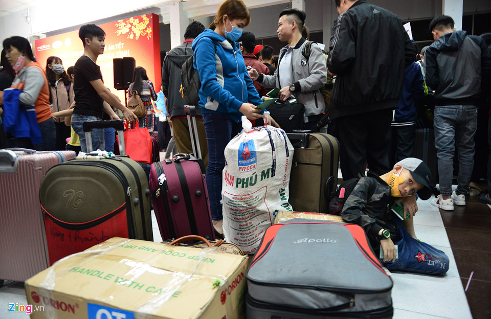 Hàng trăm người vui mừng đi tàu miễn phí từ Sài Gòn về quê đón Tết