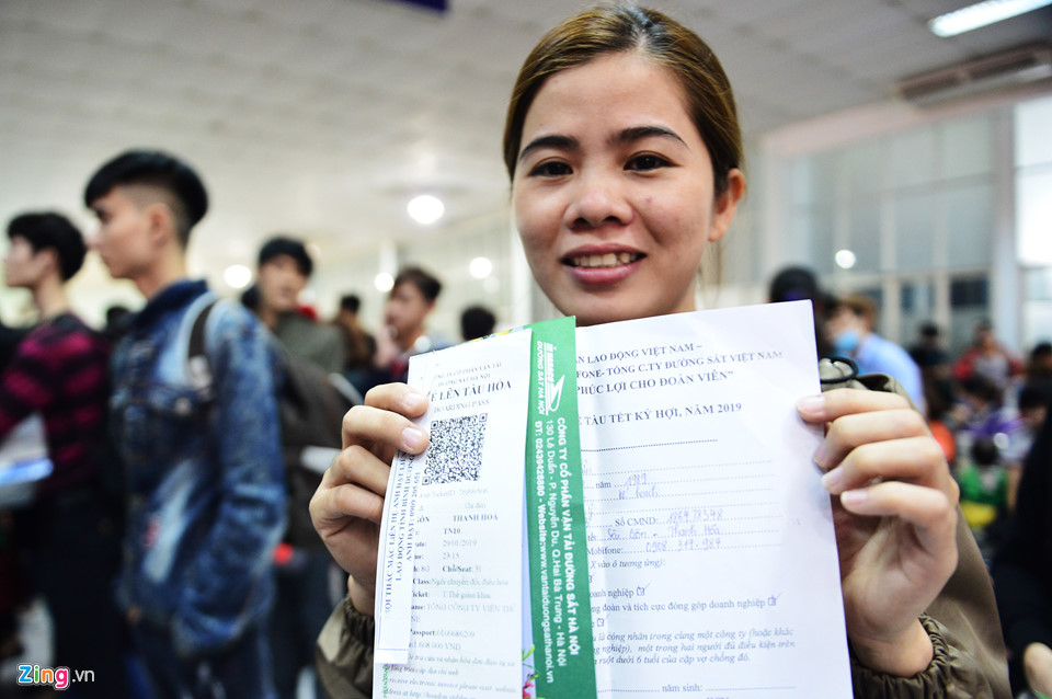 Hàng trăm người vui mừng đi tàu miễn phí từ Sài Gòn về quê đón Tết