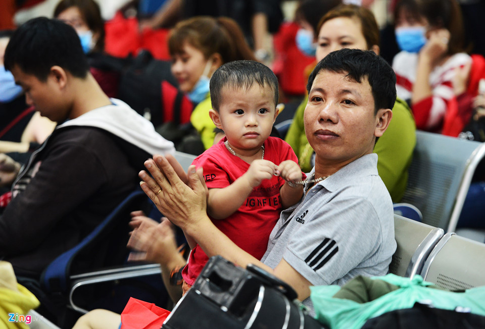 Hàng trăm người vui mừng đi tàu miễn phí từ Sài Gòn về quê đón Tết
