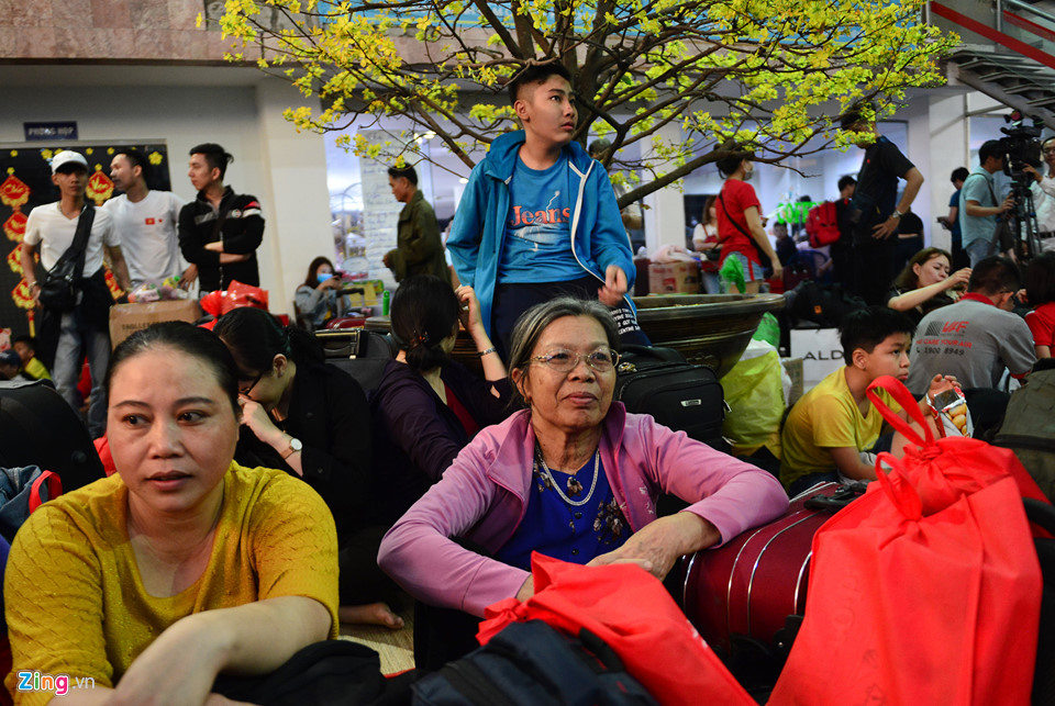 Hàng trăm người vui mừng đi tàu miễn phí từ Sài Gòn về quê đón Tết