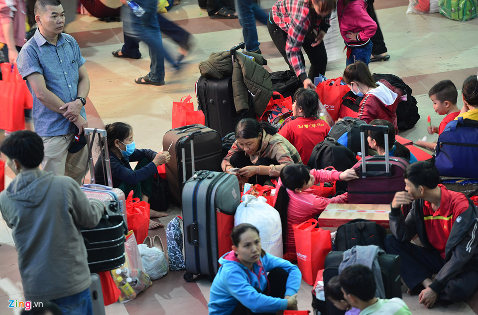 Hàng trăm người vui mừng đi tàu miễn phí từ Sài Gòn về quê đón Tết