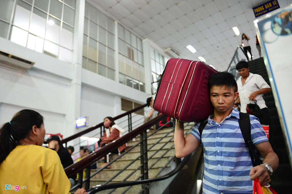 Hàng trăm người vui mừng đi tàu miễn phí từ Sài Gòn về quê đón Tết