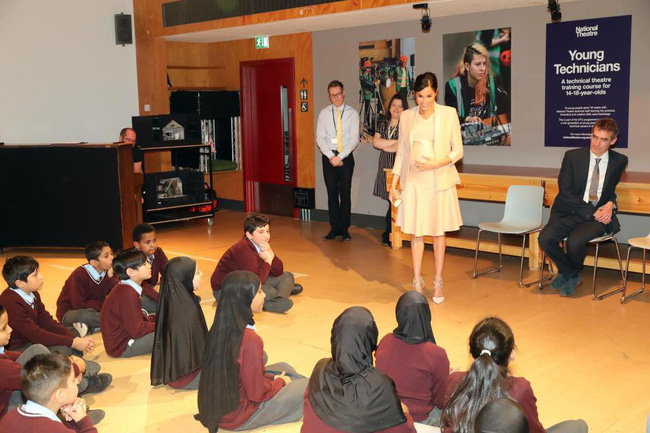 Bất chấp dư luận đồn đoán, Meghan xuất hiện rạng rỡ và tiếp tục hành động nhấn mạnh vào nghi vấn mang thai giả