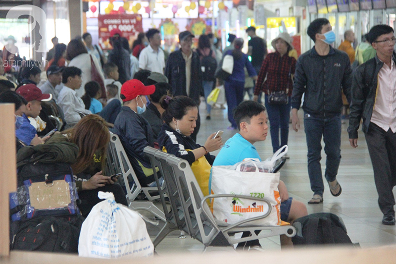 TP.HCM: Người dân mệt mỏi chen chúc nhau về quê nghỉ Tết, các bến xe, nhà ga chật kín người