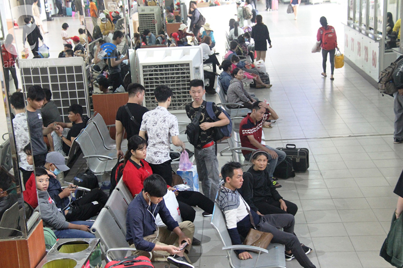 TP.HCM: Người dân mệt mỏi chen chúc nhau về quê nghỉ Tết, các bến xe, nhà ga chật kín người TP.HCM: Người dân mệt mỏi chen chúc nhau về quê nghỉ Tết, các bến xe, nhà ga chật kín người