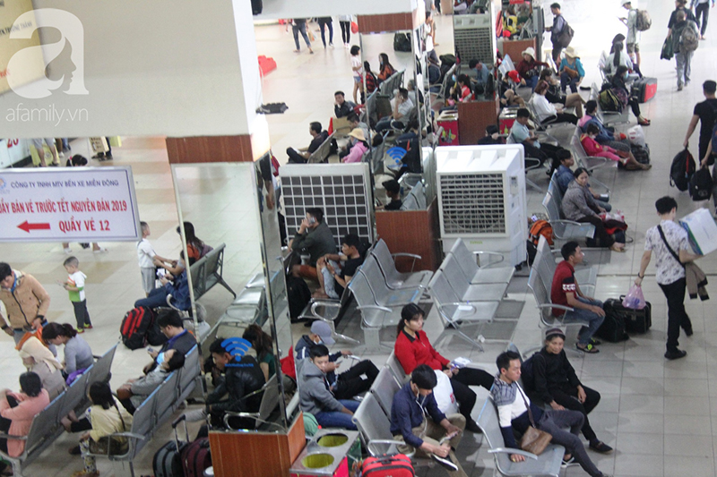 TP.HCM: Người dân mệt mỏi chen chúc nhau về quê nghỉ Tết, các bến xe, nhà ga chật kín người